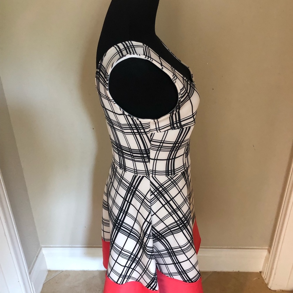 Plaid with a bold hem dress - Picture 4 of 7